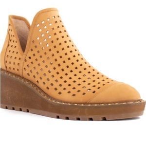 Cecelia New York Georgie leather tan wedge ankle boots size 7